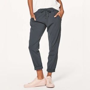 LULULEMON ON THE FLY 7/8 PANT 28" IN MELANITE